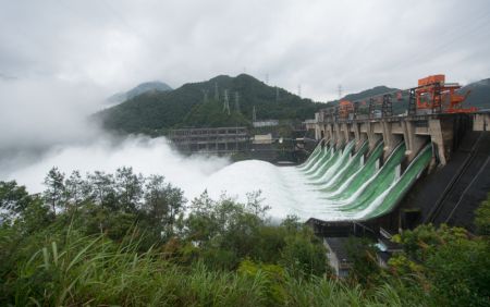 (miniature) Vue aérienne de l'eau jaillissant des déversoirs du réservoir de la rivière Xin'an