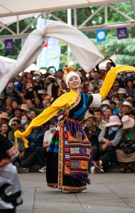 (miniature) Une concurrente présente la danse Guozhuang dans un parc