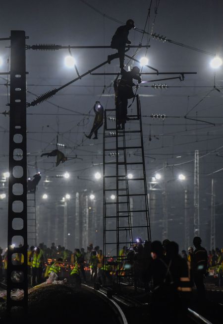 (miniature) Des constructeurs ferroviaires travaillent toute la nuit pour effectuer des am&eacute;liorations ferroviaires