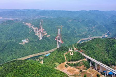 (miniature) Vue aérienne du chantier de construction du pont de Xiangjiang dans la province du Guizhou