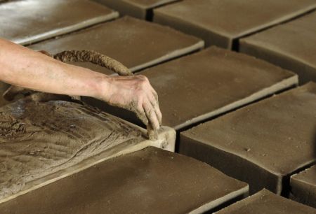 (miniature) Un ouvrier fabrique des briques en adobe dans une briqueterie du bourg Chu'an