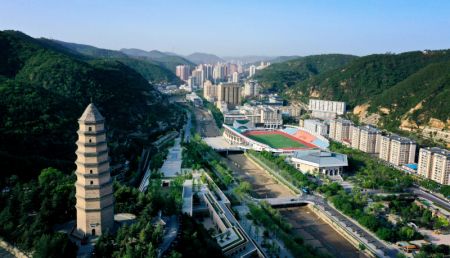 (miniature) Photo a&eacute;rienne de la ville de Yan'an