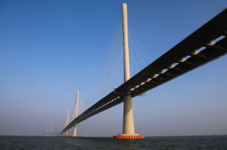 (miniature) Photo aérienne du pont du Port de Gaolan (avec deux tours principales à gauche) et du pont du Canal maritime de Huangmao (avec trois tours principales à droite)