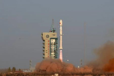 (miniature) Une fusée porteuse Longue Marche-4C transportant le satellite Gaofen-3 03 décolle du Centre de lancement de satellites de Jiuquan