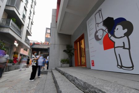 (miniature) Des touristes visitent la vieille ville de Nantou dans l'arrondissement de Nanshan