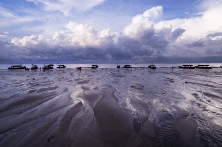 (miniature) Photo prise au petit matin le 15 ao&ucirc;t 2023 de la plage de Jintan &agrave; Dongxing