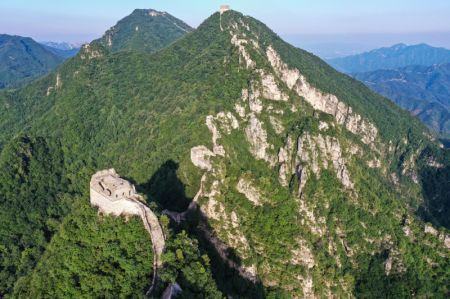 (miniature) Photo aérienne prise le 10 juillet 2022 du paysage de la section de Jiankou de la Grande Muraille