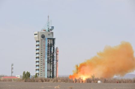 (miniature) Une fusée porteuse Longue Marche-2D transportant le satellite Gaojing-3 01 décolle depuis le centre de lancement de satellites de Jiuquan