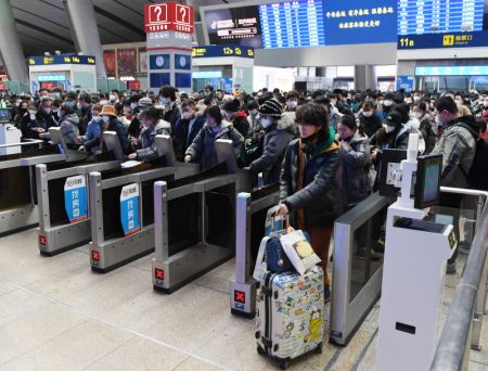 (miniature) Des passagers franchissent les portillons automatiques de la gare de Beijing-Sud