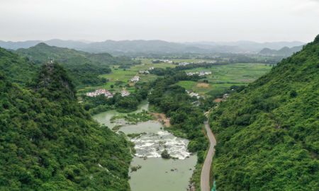 (miniature) Vue a&eacute;rienne du village de Dazhao du bourg de Zhongdu dans le district de Luzhai
