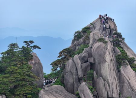 (miniature) Photo aérienne de touristes visitant le pic Tiandu du site pittoresque du mont Huangshan