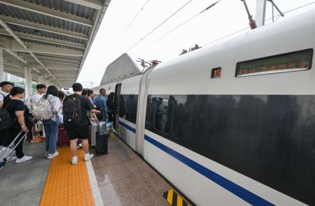 (miniature) Des passagers montent à bord du train à grande vitesse G2963 à la Gare de Leshan