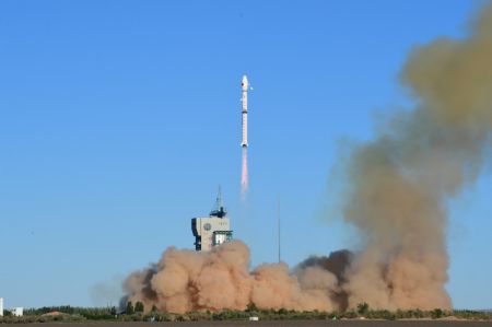 (miniature) Une fusée Longue Marche-4C transportant le satellite Fengyun-3E (FY-3E) décolle depuis le Centre de lancement de satellites de Jiuquan