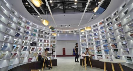 (miniature) Des gens visitent le 30e Salon international du livre de Beijing