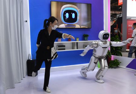 (miniature) Une femme interagit avec un robot de service lors du Salon international du commerce des services de Chine 2020