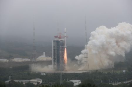 (miniature) Une fusée porteuse Longue Marche-2D transportant le satellite Beijing-3B décolle depuis le Centre de lancement de satellite de Taiyuan