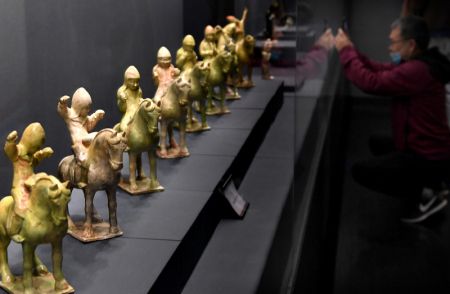 (miniature) Des objets pr&eacute;sent&eacute;s lors d'une exposition de poteries &agrave; Zhengzhou