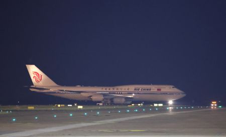 (miniature) L'avion du président chinois Xi Jinping arrive à Belgrade