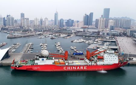 (miniature) Photo prise par un drone du brise-glace chinois Xuelong amarré à un quai de Qingdao