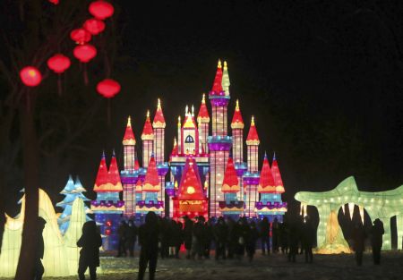 (miniature) Des personnes visitent une exposition de lanternes pour célébrer le Nouvel An lunaire chinois