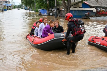 (miniature) Des pompiers &eacute;vacuent des habitants pi&eacute;g&eacute;s par les inondations &agrave; Yanshou