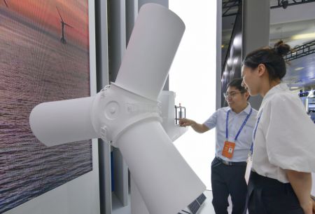 (miniature) Des visiteurs sur le stand d'une entreprise technologique lors de la 8e Exposition Chine-Eurasie à Urumqi