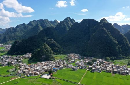 (miniature) Vue aérienne du bourg de Gaoling dans le district autonome Yao de Du'an