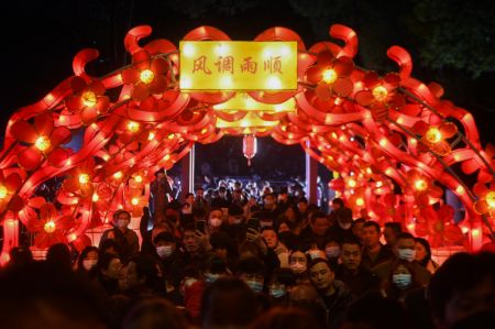 (miniature) Des visiteurs admirent des lanternes lors du Festival des lanternes d'Aoshan