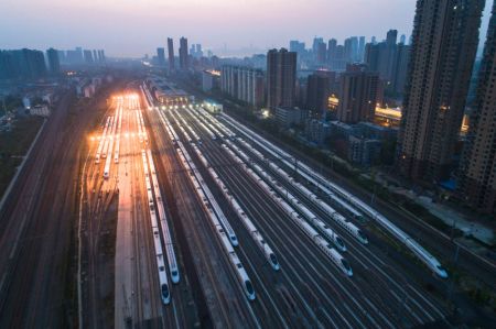 (miniature) Photo aérienne de trains à grande vitesse en attente de leur mise en service à la gare de Wuhan