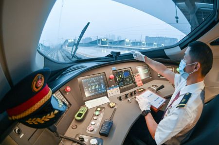 (miniature) Un employé ferroviaire confirme les signaux sur le train G8602