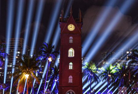 (miniature) Un spectacle de lumi&egrave;re est projet&eacute; sur un clocher &agrave; Haikou