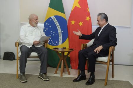 (miniature) Le président brésilien Luiz Inacio Lula da Silva rencontre le ministre chinois des Affaires étrangères Wang Yi