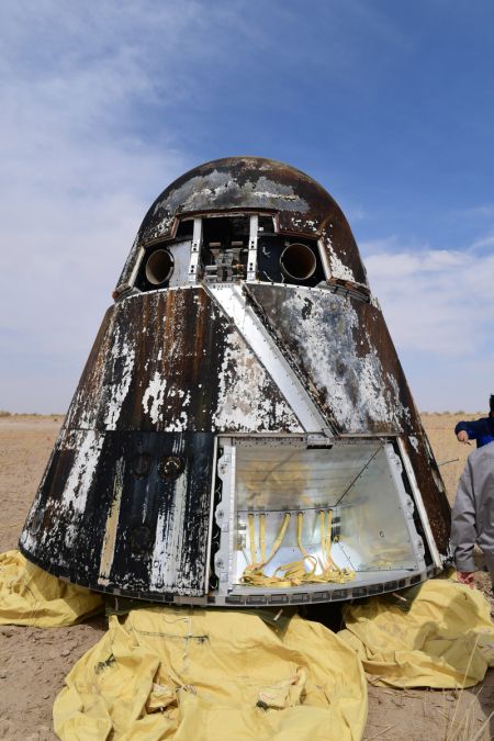 (miniature) La capsule de retour de la version d'essai du vaisseau spatial habité chinois de nouvelle génération sur le site d'atterrissage de Dongfeng