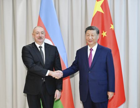 (miniature) Le président chinois Xi Jinping rencontre son homologue azerbaïdjanais Ilham Aliev avant la 24e réunion du Conseil des chefs d'Etat de l'Organisation de coopération de Shanghai (OCS) à Astana