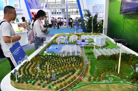 (miniature) Des visiteurs regardent un modèle réduit d'élevage intelligent lors de la 30e Foire agricole de haute technologie de Chine (Yangling)