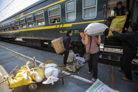 (miniature) Des colporteurs de l'ethnie Yi déchargent leurs marchandises du train 5633 dans la province du Sichuan (sud-ouest de la Chine)