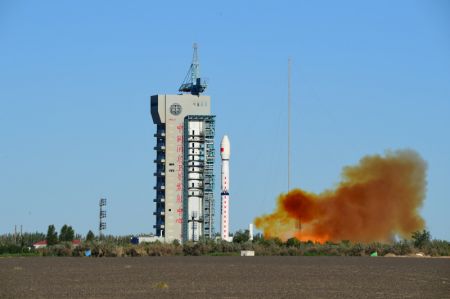 (miniature) Une fusée Longue Marche-4C transportant le satellite Fengyun-3E (FY-3E) décolle depuis le Centre de lancement de satellites de Jiuquan