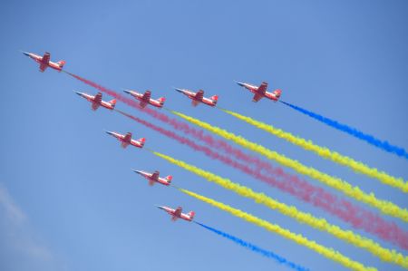 (miniature) Des avions de l'équipe de voltige Faucon rouge de Chine au cours du salon Airshow China