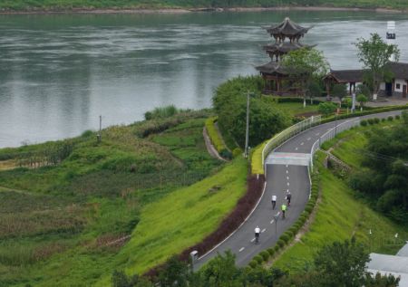 (miniature) Photo aérienne prise le 29 juin 2023 montre des cyclistes roulant sur une voie verte en boucle le long du Yangtze dans le village Changjiang du district de Nanxi à Yibin