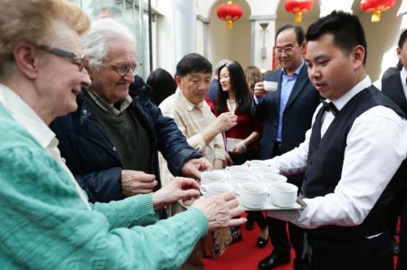(miniature) Des invités dégustent du thé lors du vernissage d'une exposition sur la culture du thé au Centre culturel de Chine à Bruxelles