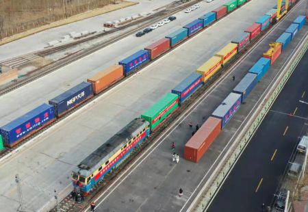 (miniature) Photo a&eacute;rienne prise le 16 mars 2023 d'un train de fret Chine-Europe &agrave; destination de Moscou &agrave; la gare de Mafang &agrave; Beijing