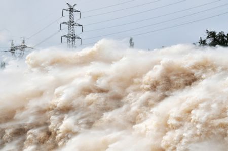 (miniature) Le réservoir de Liujiaxia déverse les eaux de crue dans la préfecture autonome Hui de Linxia