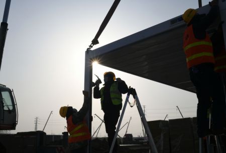 (miniature) Des ouvriers travaillent sur le site de construction d'un centre d'isolement à Shijiazhuang