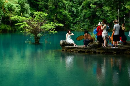 (miniature) Des touristes visitent le site pittoresque de Xiaoqikong