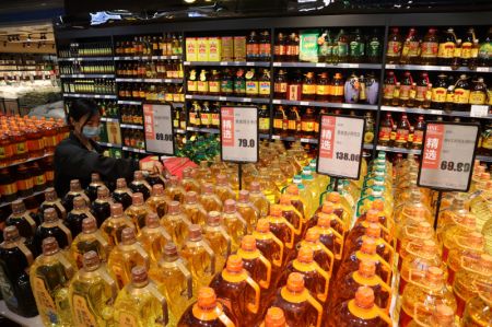 (miniature) Un employé dispose des bouteilles d'huile dans un supermarché de Handan