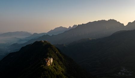 (miniature) Photo aérienne du paysage du mont Jiuhua au lever du soleil