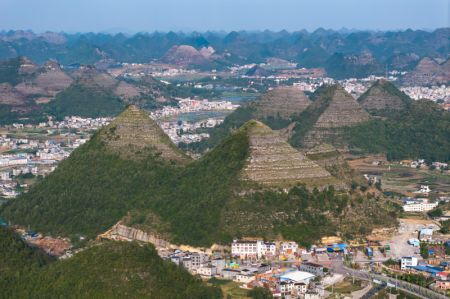 (miniature) Photo aérienne des collines en forme de pyramide dans le district d'Anlong de la province du Guizhou