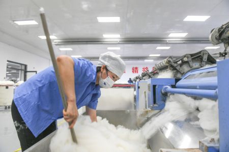 (miniature) Une employ&eacute;e dans une usine du groupe Erdos Cashmere