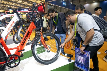 (miniature) Des exposants brésiliens regardent une bicyclette lors de la 32e édition de la Foire internationale du vélo de Chine