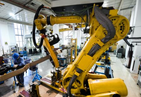 (miniature) Un ouvrier travaille dans une usine de Harbin Electric Machinery Company Ltd